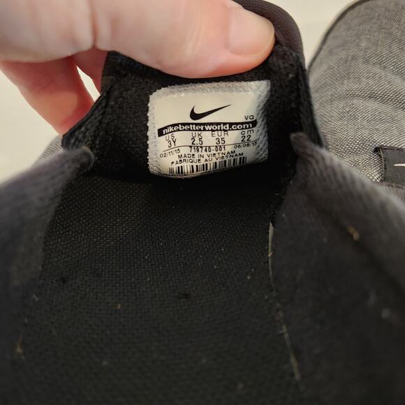 NIKE Toki 719740-001 Black White Canvas Slip On Skate Skateboard Sneaker Kids 3Y - Picture 2 of 9